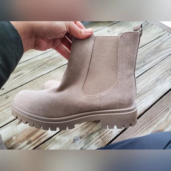 NWT Old Navy Tan Chelsea Boots - Picture 4 of 9